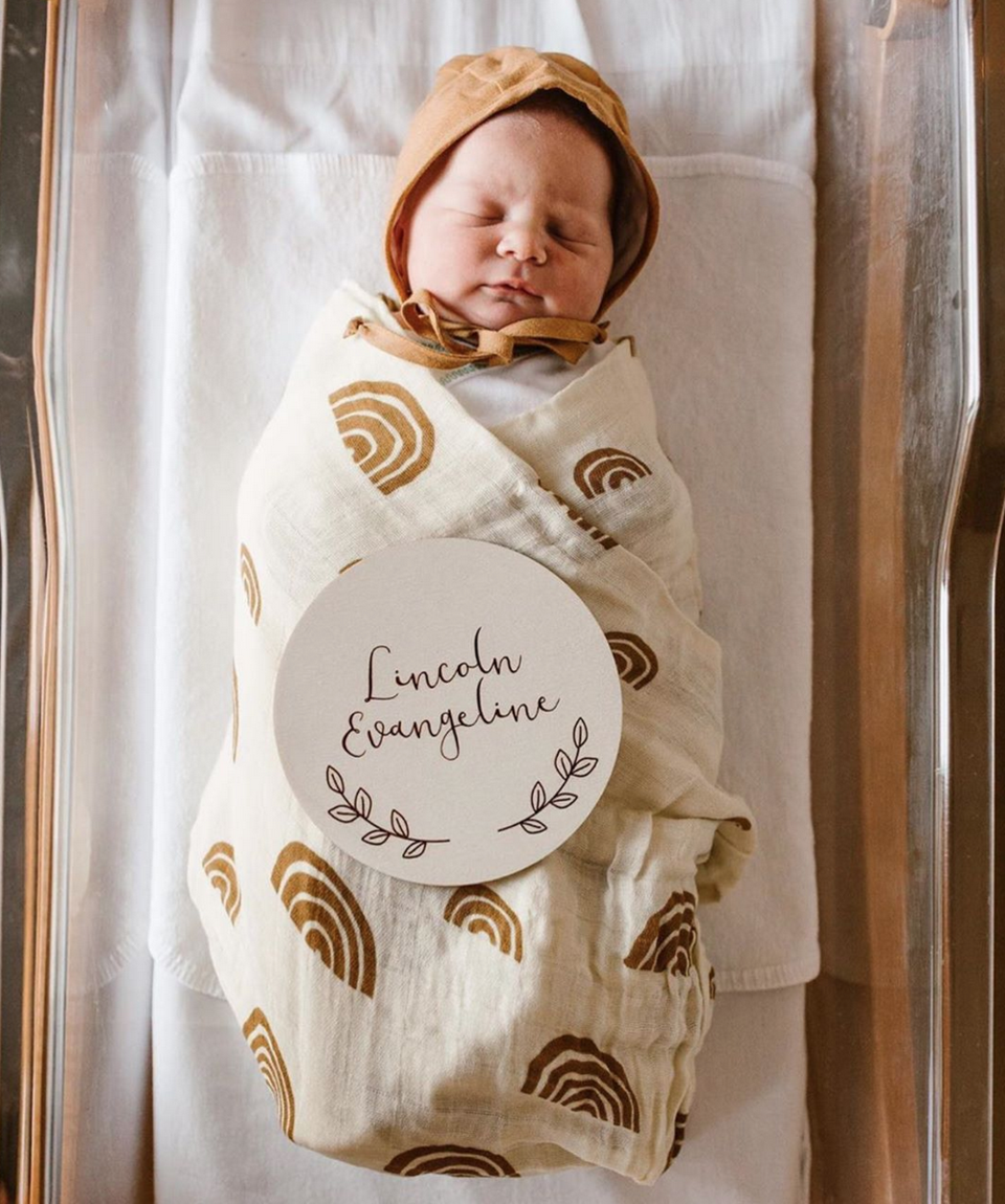 Load image into Gallery viewer, Kiin - Organic Swaddle (Ivory &amp;amp; Umber Rainbows)
